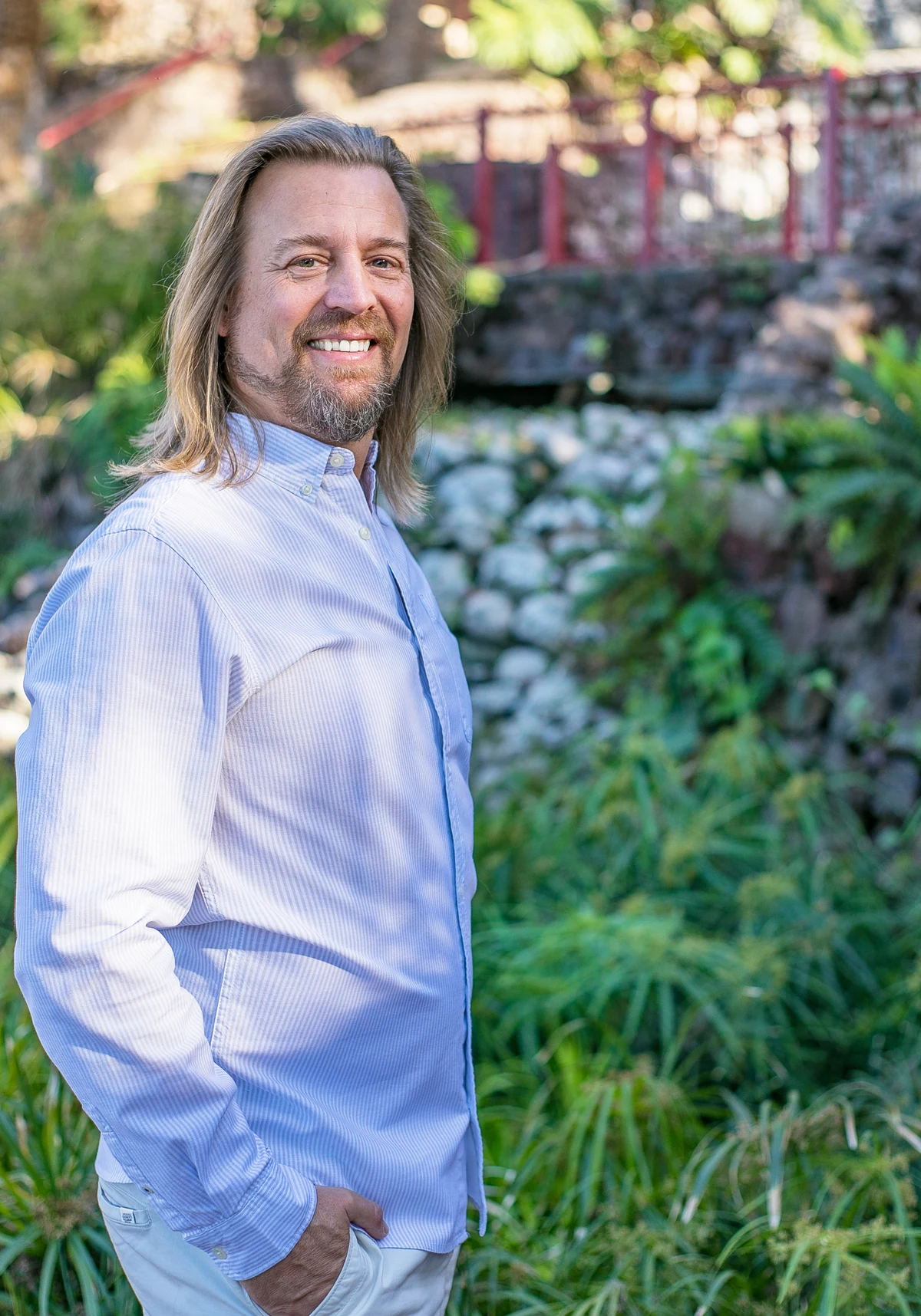 Dr. Marc Stollreiter in einem Garten auf Teneriffa